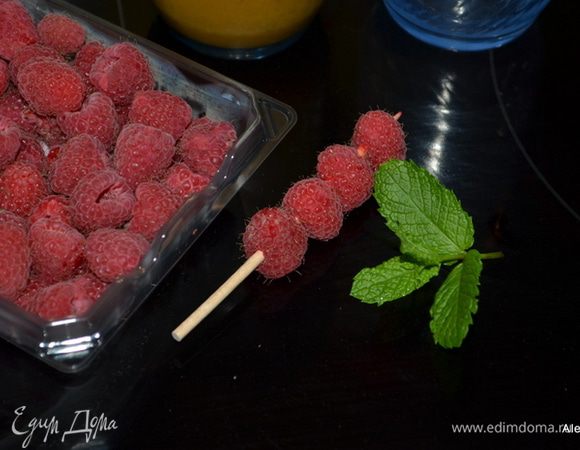 На маленьком шпажке или деревянных палочках нанизываем малину свежую.