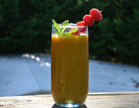 Подаем с готовым коктейлем. Наслаждаемся.