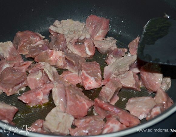 Разогреть масло на сковороде ,обжарить на нем говядину несколько минут.