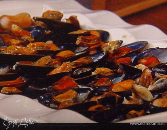 Мидии очистить от водорослей, закинуть в кастрюлю, залить вином, чтоб на 3/4 покрывало мидии, довести до кипения. Мидии должны открыть свои створки, тогда они готовы. Не раскрывшиеся ракушки выбросить, они для еды не пригодны. Мидии отделить от верхних створок, выложить на блюдо, в котором вы будете их запекать, сбрызнуть бальзамическим соусом,