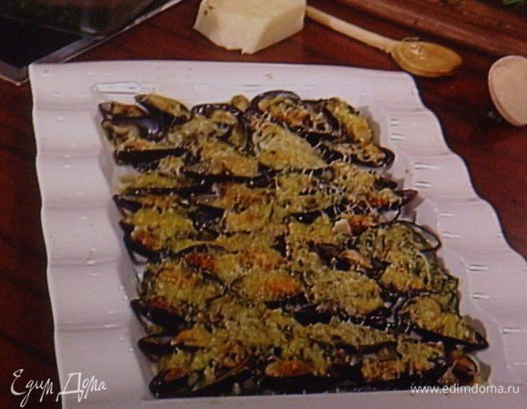 посыпать натёртым сыром (у меня грюйер) и запечь в верхнем отделе духовки при 180° до расплавления сыра и образования легкой румяной корочки. На это уйдет от 5 до 8 мин. Приятного аппетита !!