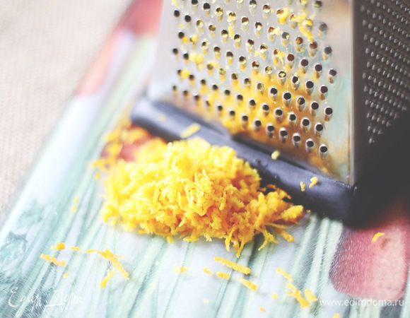 Потереть на мелкой тёрке цедру апельсина