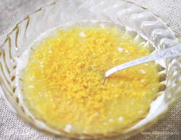 Добавить во взбитые яйца и сахар: растительное масло (я брала оливковое), цедру и сок апельсина.