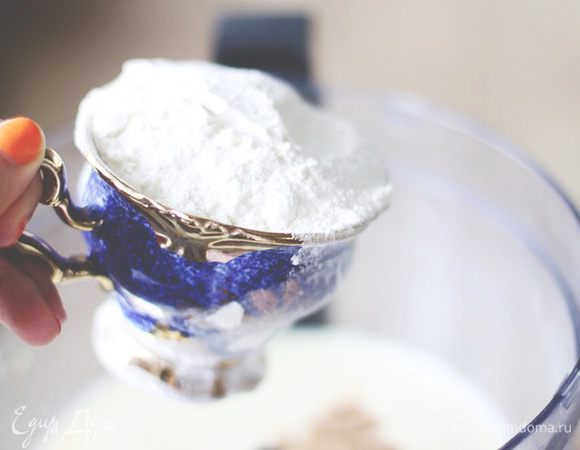 Добавить в получившуюся массу муку