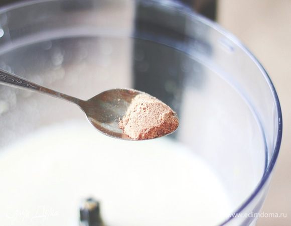 Затем корицу, мускат и соль, и взбивать еще минуту.