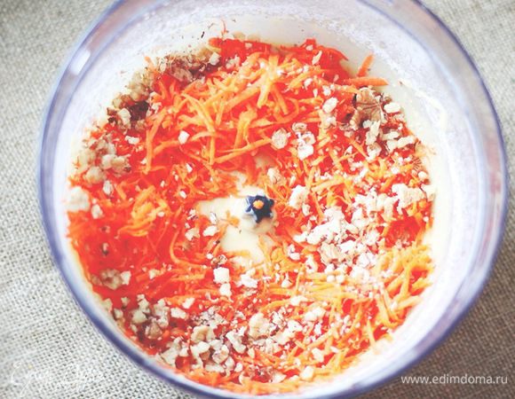 В уже готовое тесто - кладём тёртую на мелкой тёрке морковь, и измельченные грецкие орехи.