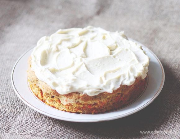 Крем. Маскарпоне и масло, подержав часок при комнатной температуре,
чтобы те стали мягкими, кладём в посуду и взбиваем миксером.
Получается красивая, но пресноватая масса.
Чтобы это исправить - добавляем сахарную пудру.
Взбиваем.