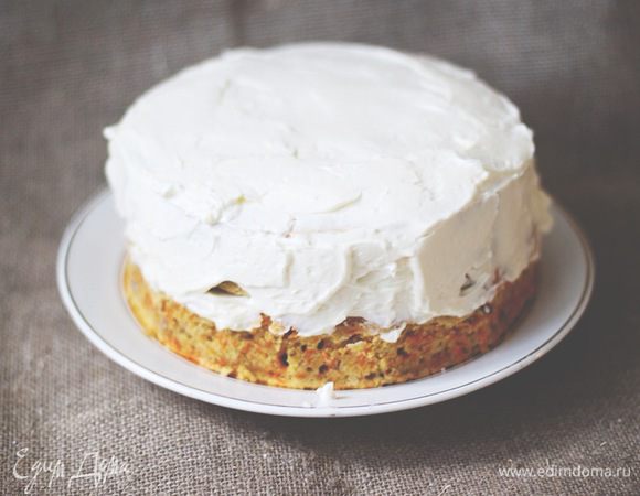 и покрываем торт им сверху.