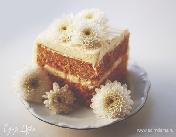 Многие украшают морковный торт - морковками.
Обычно я за классику, но в этот раз не хотелось перегружать его.

Поэтому для украшения я выбрала живые цветы)

Приятного аппетита!