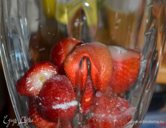 В блендер выложим клубнику и 2 стол.л сахара, 1 1/2 стол.л лайм. сок. Взбить до пюреобразного состояния.