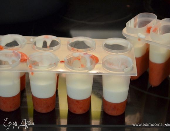 Достать по времени из морозилки формочки и заполнить вторым слоем йогурта поровну.