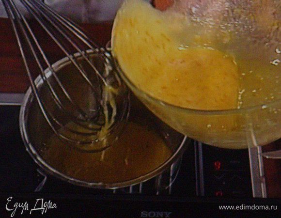  вмешать в марципановую массу (малыми порциями)  вместе со взбитыми  сливками  и белками.  