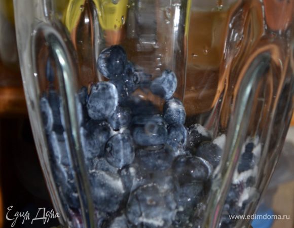 Голубику  также смешать с сахаром, соком лайма 1 1/2 стол.л  и взбить до пюре образного состояния.