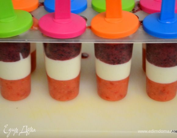 Разлить третьим слоем в формочки и поставить обратно в морозильник на 6 часов или более. Хранить можно 1 неделю.