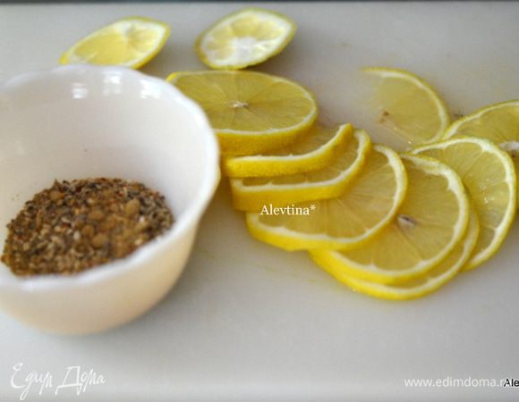 Шпажки предварительно отмочить 1-2 часа. Лимон порезать тонко. Смесь из сухих специй смешать в емкости.
