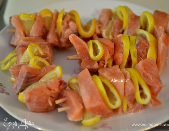 Филе семги порезать на кусочки. Слегка сбрызнуть оливковым маслом. Нанизать на шпажки чередуя с лимоном.
