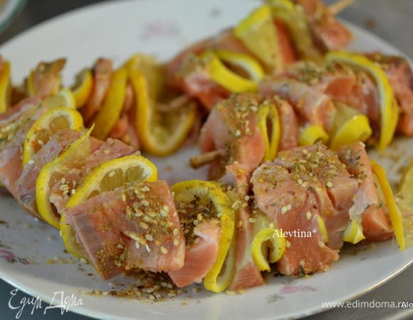 Затем посыпать со всех сторон смесью специй.
