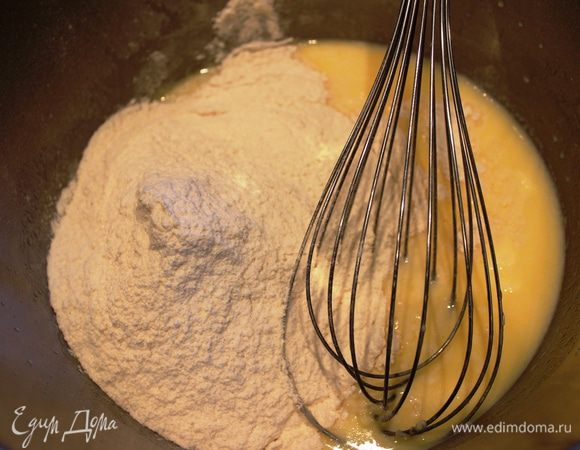 На пачке весом 400 грамм сказано, что надо к сухой смеси добавить 100 грамм размягченного масла и 160 мл молока или воды. Все тщательно перемешать