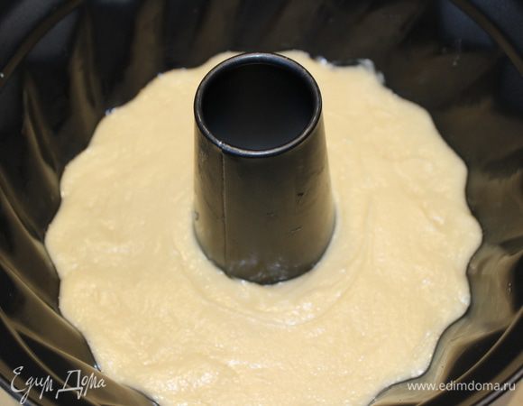 Смазать форму для выпечки маслом и выложить в нее тесто, заполнив не более, чем на 3/4 высоты
