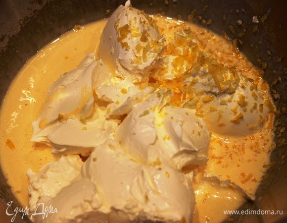 Добавить сыр и цедру апельсина, все хорошо перемешать. Поставить крем в холодильник