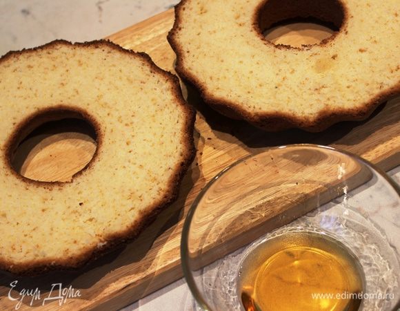 Остывший кекс очень хорошо отстает от стенок формы. Выложить его из формы и разрезать вдоль на две части длинным ножом. Нижнюю часть пропитать сиропом (1/2 часть сиропа)