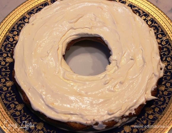 Выложить половину крема на кекс