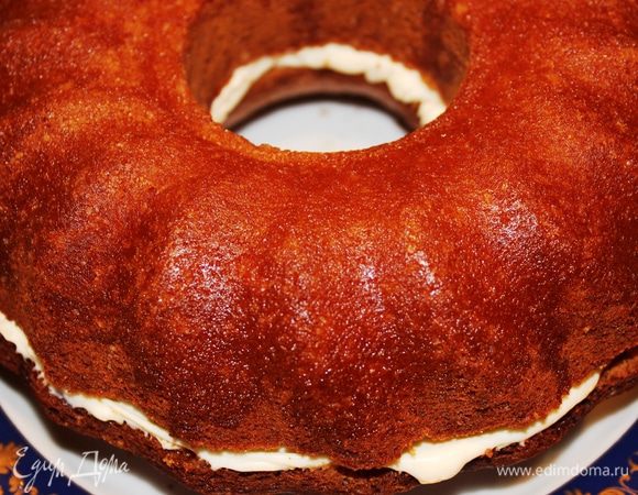 Накрыть верхней частью кекса и пропитать ее оставшимся сиропом