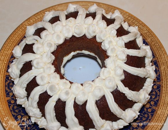 Охлажденный крем немного затвердеет...поэтому можно его выложить в кондитерский шприц и украсить верх и бока кекса (как Вам нравится). Поскольку кекс хорошо пропитан сиропом, а крем предварительно был охлажден, кекс можно сразу подавать к столу. Но если есть время, то подержите его еще в холодильнике, чтобы он пропитался сильнее