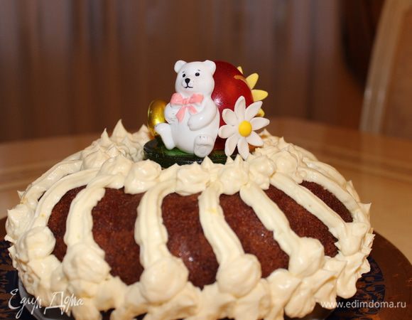 Я такой кекс готовила во время пасхальной недели...поэтому декорировала его соответствующим образом...сахарными фигурками с праздничными символами