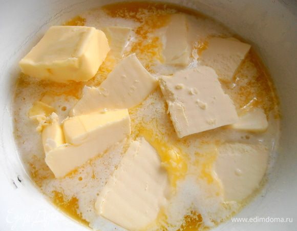 Пачку масла поставить растапливаться на маленький огонь...Можно заменить маргарином.