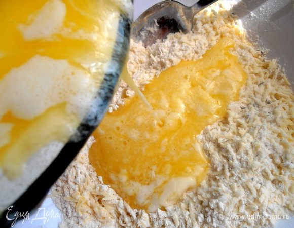 Перемешиваем и вливаем масло комнатной температуры.