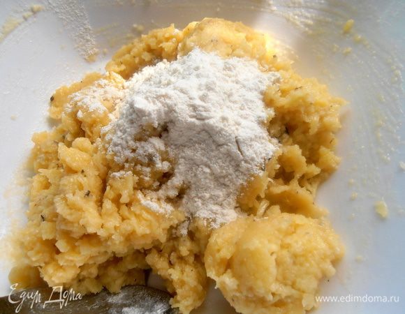 Перемешиваем и подсыпаем,если нужно,муки...