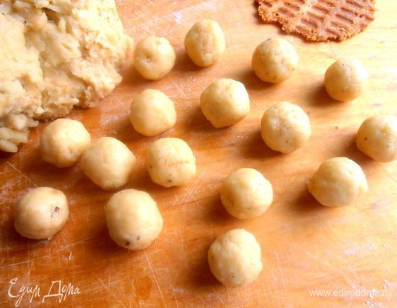 Сразу можно готовить! Отщипываем от теста кусочек меньше грецкого ореха и катаем такие шарики)))