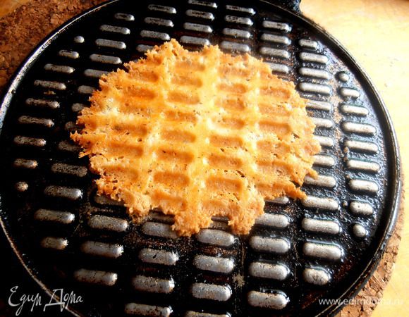 Прижимаем и жарим первый "блинчик"...Это был крупный шарик,поэтому остальные решила поменьше слепить)))