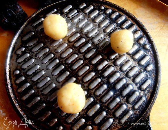 Затем я решила ускорить процесс и жарить сразу три чипсины))) Масло больше не понадобилось,так как тесто само жирное...