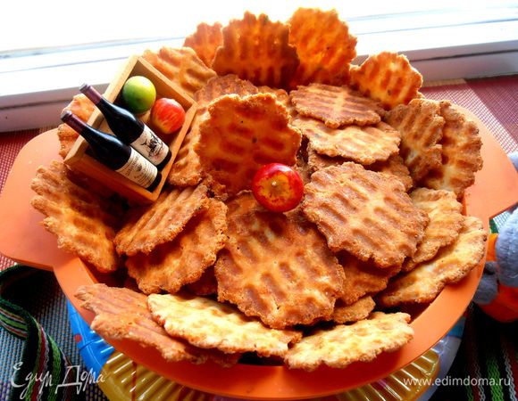 Вот такое количество домашних чипсов выходит!!! Экспериментируйте со своими любимыми добавками-травками и получите пикантное печенье-чипсы для всй семьи)))