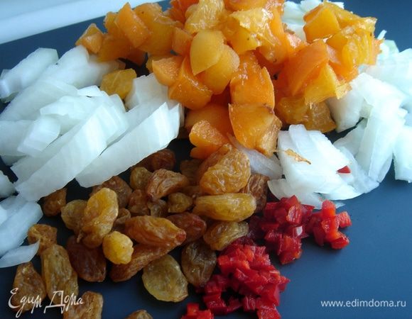 Готовим чатни. Абрикосы разрезать пополам, удалить косточки и нарезать на кубики. Лук нарезать мелкими кубиками, чили измельчить.