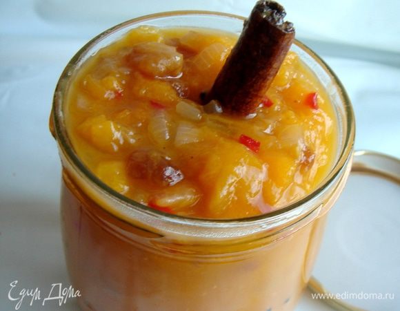 Переложить горячий чатни в простерилизованные банки (2х350 г), закрыть крышкой. Перевернуть банки дном вверх и оставить в таком положении до полного остывания. Хранить чатни в холодильнике.