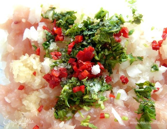 Грудки порубить острым ножом в фарш. Лук и перец измельчить. Тмин и кориандр растереть в ступке с солью. Смешать все ингредиенты.