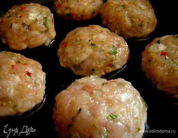 Сформировать кебабы и обжарить на растительном масле. В качестве гарнира можно подать тушёные кабачки. Приятного аппетита!