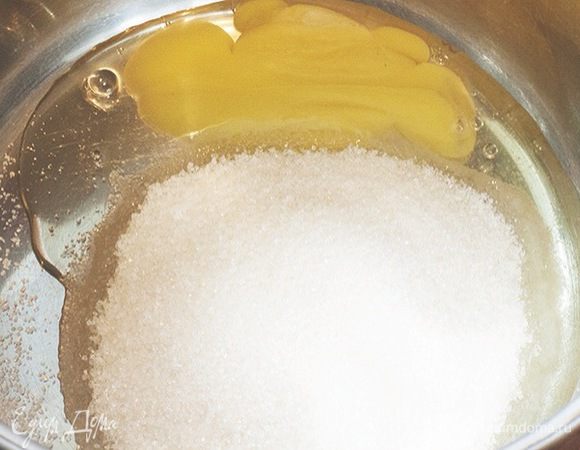 Яйцо смешать с сахаром.