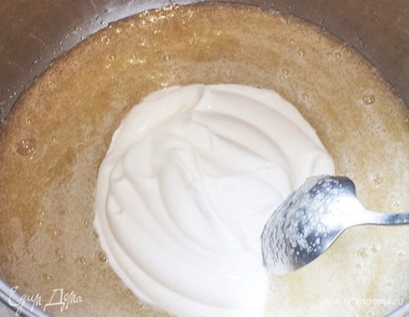 И добавить чашку сметаны. Перемешать.