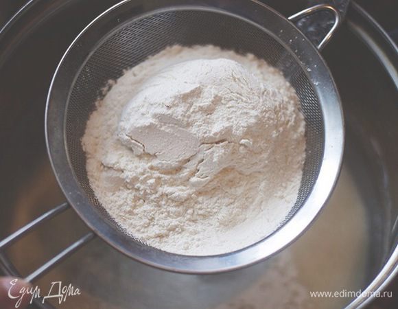 Просеять муку с разрыхлителем в миску.
Хорошенько перемешать.