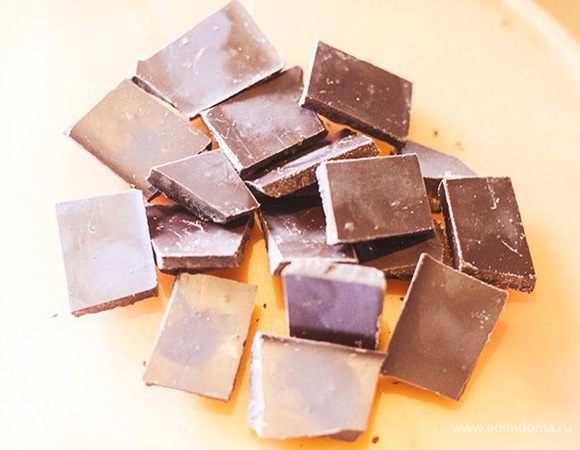 Горький или тёмный шоколад растопить на водяной бане.