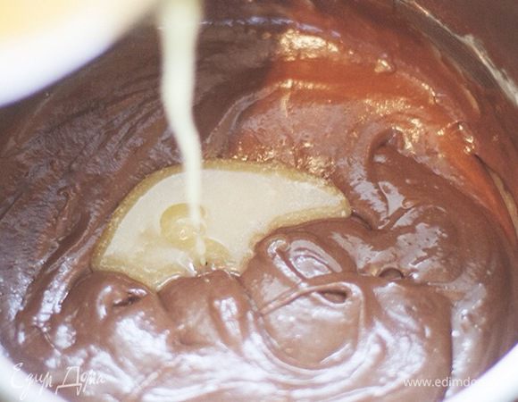 Сливочное масло растопить. Я немного побаиваюсь лить масло сразу,
вдруг тесто свернётся) Я жду минутки три, потом вливаю его, и
сразу перемешиваю.