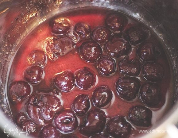 Начинка:

Я освободила черешню от косточек (для этого нужен острый нож).
На дно сотейника налила немного воды, растопила чашку сахара.
И бросила ягоды в эту смесь.

В итоге должно получиться что-то вроде варенья пятиминутки.