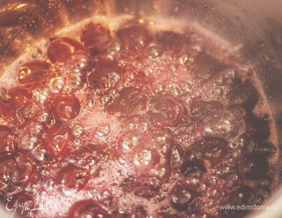  Но я влила туда 50 мл. самогона, настоянного на шиповнике.

(Родители моего мужа постоянно её делают для всяких вечеринок),
в нашем краю очень модно пить хороший алкоголь.

Вместо смогона можно использовать любой другой крепкий алкоголь.

Всё это дело надо хорошенько прокипятить, чтобы связалось.