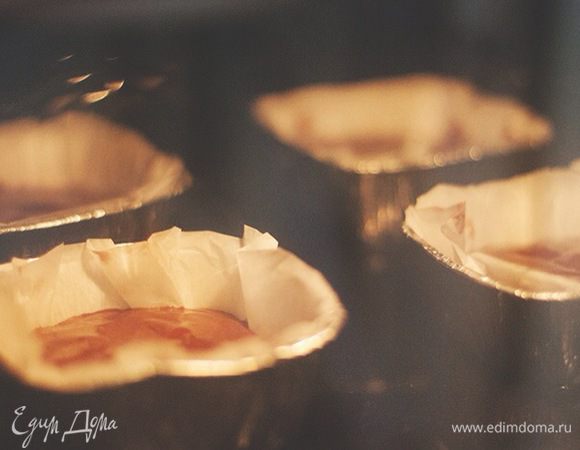 Когда готова начинка - мы процеживаем её через сито, чтобы остались лишь варёные ягодки черешни, и кладем её в формочки с уже налитым тестом. Закрываем тестом сверху. Ставим в духовой шкаф, предварительно разогретый до 180 градусов.