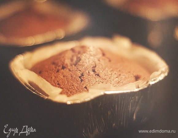 Когда миникейки начинают выглядеть вот так - пора аккуратно открыть духовку, и проткнуть тесто бамбуковой палочкой - проверить готовность.

Если палочка сухая - можно доставать, но так же аккуратно, не стукая, чтобы тесто резко не село.