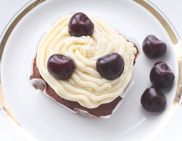 Я использовала крем с маскарпоне - он быстро делается, и очень вкусен.

200 грамм сливочного сыра маскарпоне
200 грамм сливочного масла
50 грамм сахарной пудры.

Маскарпоне и масло, подержав часок при комнатной температуре,
чтобы те стали мягкими, кладём в посуду и взбиваем миксером.
Получается красивая, но пресноватая масса.
Чтобы это исправить - добавляем сахарную пудру.
Взбиваем.

Рецепт этого крема прост.
В него можно добавлять краску и любые ароматизаторы.
Делается быстро и просто.
Не тает.